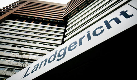 Vor dem Kölner Landgericht verklagt ein US-Fonds die Bundesregie...