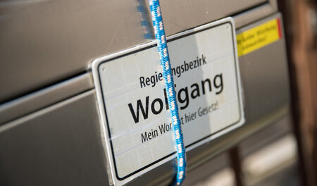 »Regierungsbezirk Wolfgang - Mein Wort ist hier Gesetz« steht au... »Regierungsbezirk Wolfgang - Mein Wort ist hier Gesetz« steht au...