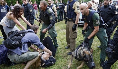 Die Polizei ging mit Schlagstöcken und Hunden gegen Schüler vor,... Die Polizei ging mit Schlagstöcken und Hunden gegen Schüler vor,...