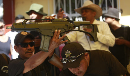 Ein mexikanischer Polizist zeigt eines der G-36-Gewehre (Petaqui...