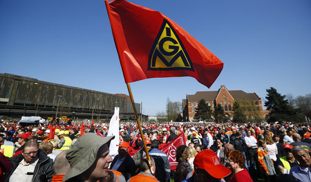 Metaller demonstrieren vor der ThyssenKrupp AG in Duisburg Metaller demonstrieren vor der ThyssenKrupp AG in Duisburg