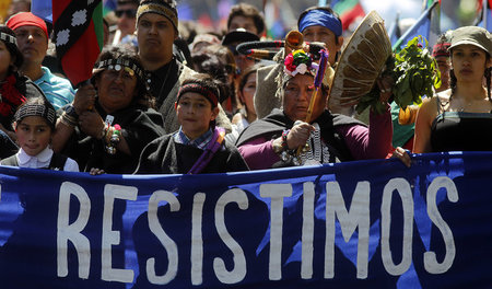 »Wir widerstehen«: Angehörige der Mapuche demonstrieren in Santi... »Wir widerstehen«: Angehörige der Mapuche demonstrieren in Santi...