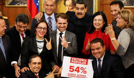 Venezuelas Präsident Nicolás Maduro mit den gewählten Gouverneur...