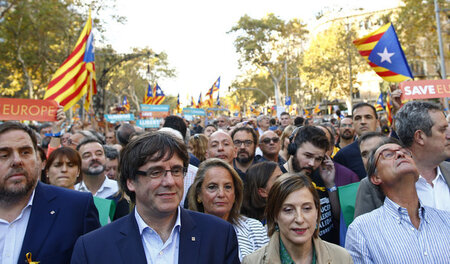 Der katalanische Regierungschef Carles Puigdemont und Parlaments...