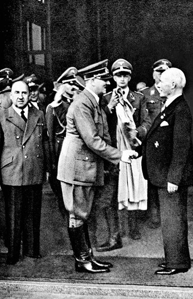 Rein in die Nazizeit: Gustav Krupp von Bohlen und Halbach (r.) f...