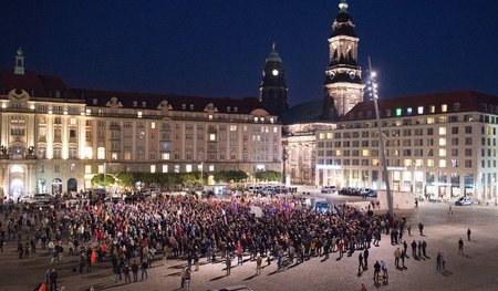 Pegida-Anhänger am 16. Oktober während einer Kundgebung auf dem ...