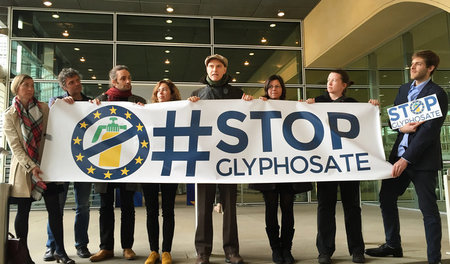 Vertreter der europäischen Bürgerinitiative gegen Glyphosat prot...