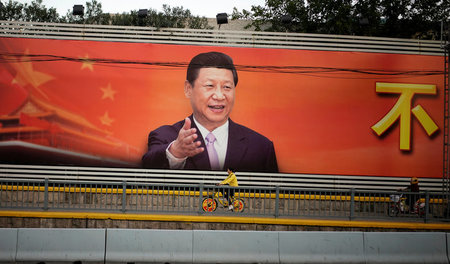 Poster mit Xi Jinping, Generalsekretär der Kommunistischen Parte...