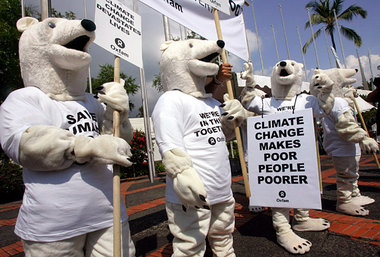 Protest in Bali mit Maskottchen