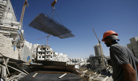 Palästinensische Arbeiter beim Bau einer israelischen Siedlung n... Palästinensische Arbeiter beim Bau einer israelischen Siedlung n...