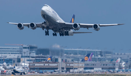 Boeing 747 der Lufthansa beim Start in Frankfurt am Main Boeing 747 der Lufthansa beim Start in Frankfurt am Main