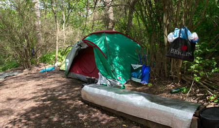 Zeltlager von Obdachlosen im Berliner Tiergarten (Mai 2015) Zeltlager von Obdachlosen im Berliner Tiergarten (Mai 2015)