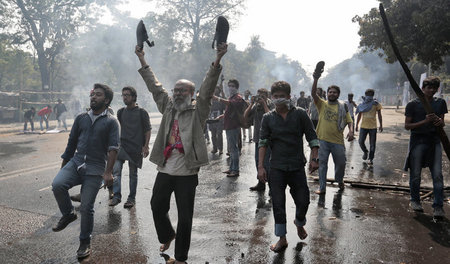 Gegen Umweltzerstörung und den Einfluss Indiens: Demonstration i... Gegen Umweltzerstörung und den Einfluss Indiens: Demonstration i...