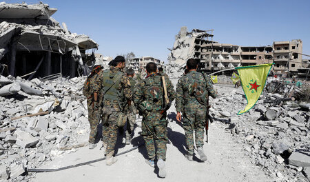Kämpfer der Syrischen Demokratischen Kräfte in den Trümmern von ...
