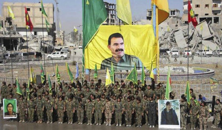 Kurdische Milizionärinnen haben am 19. Oktober in Rakka vor eine...