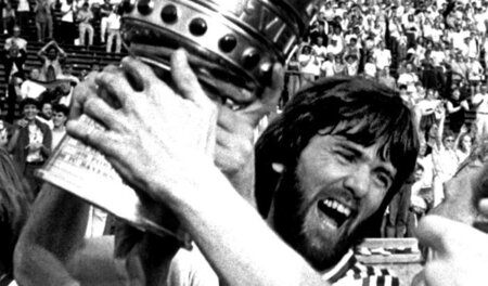 Bessere Zeiten: Uerdinger Friedhelm Funkel mit DFB-Pokal, Sommer...