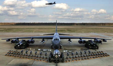 Bedrohung für den Frieden: »B-52«-Bomber auf dem Luftwaffenstütz...