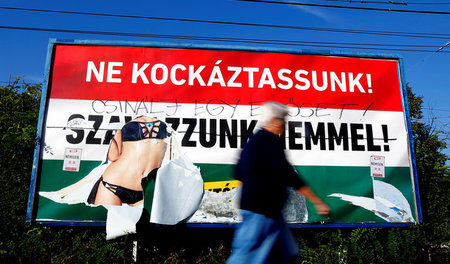 Hinter dem Aufruf gegen die Flüchtlingsquote der EU zu stimmen, ...