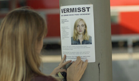 Michelle (Julia Jentsch) hängt Vermisstenanzeigen ihrer Tochter ...