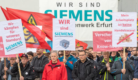 Siemens-Arbeiter protestieren in Erfurt gegen die Kürzungspläne ...