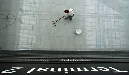 Schlecht bezahlt und outgesourct: Die Reinigungskräfte auf deuts...