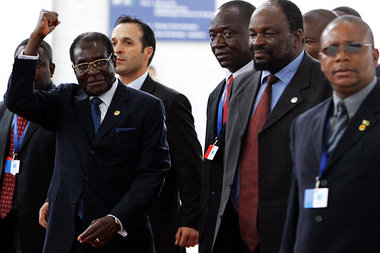 Simbabwes Staatschef Robert Mugabe (links) beim Gipfeltreffen in... Simbabwes Staatschef Robert Mugabe (links) beim Gipfeltreffen in...