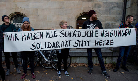 Aktivisten am 16. Oktober in Hamburg am Amtsgericht Altona bei e... Aktivisten am 16. Oktober in Hamburg am Amtsgericht Altona bei e...