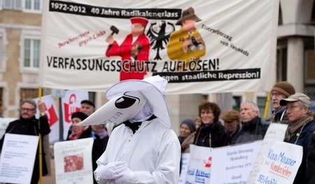 Die Teilnehmer einer Kundgebung gegen den Radikalenerlass stehen