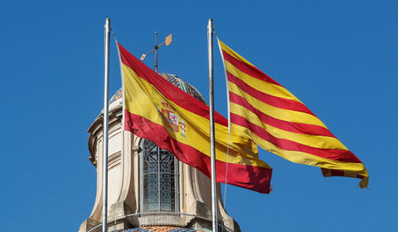 Die spanische und die katalanische Fahne am Samstag auf dem Dach...