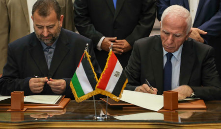Hamas-Politbüromitglied Saleh Al-Aruri und Fatah-Delegationsleit... Hamas-Politbüromitglied Saleh Al-Aruri und Fatah-Delegationsleit...