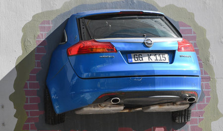 Mit Vollgas gegen die Wand: Heck eines Opel-Insignia auf dem Wer... Mit Vollgas gegen die Wand: Heck eines Opel-Insignia auf dem Wer...