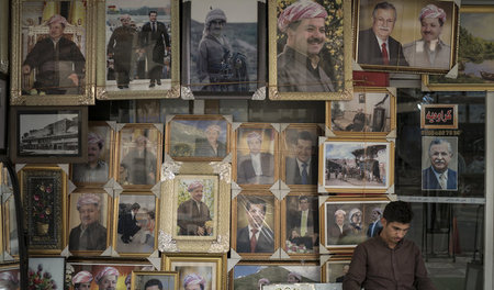 Ausverkauf: Ein Händler mit Bildern des zurückgetretenen kurdisc...