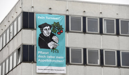 Hängt in Potsdam auf dem »Baugrund«: Konterfei Martin Luthers mi... Hängt in Potsdam auf dem »Baugrund«: Konterfei Martin Luthers mi...