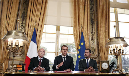 Grundrechte außer Kraft gesetzt: Emmanuel Macron unterzeichnet i... Grundrechte außer Kraft gesetzt: Emmanuel Macron unterzeichnet i...