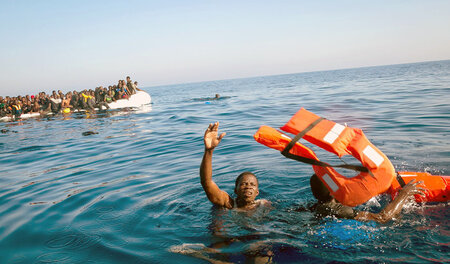 Sea-Watch war im Jahr 2016 an der Rettung von rund 20.000 Flücht... Sea-Watch war im Jahr 2016 an der Rettung von rund 20.000 Flücht...