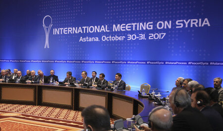 Die Mitglieder der Delegationen beraten am 31. Oktober in Astana... Die Mitglieder der Delegationen beraten am 31. Oktober in Astana...