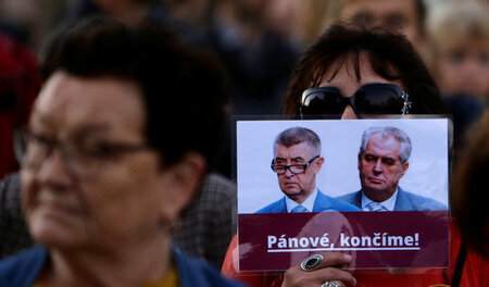 Demonstranten fordern den tschechischen Präsidenten Milos Zeman ... Demonstranten fordern den tschechischen Präsidenten Milos Zeman ...