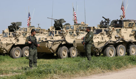 YPG-Kämpfer vor Panzern der US-Armee (Darbasiya, Syrien, 29. Apr...