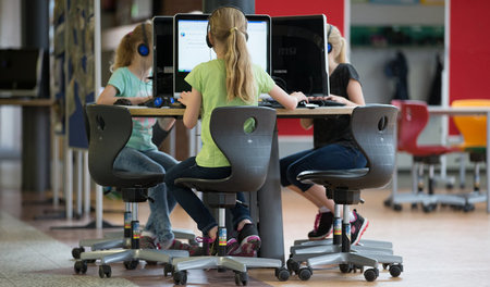 Lehrer werden durch Computer ersetzt, aus Schulen ­werden ­Fabri...