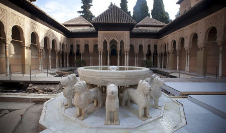 Der berühmte ­Löwenbrunnen im ­Löwenhof der Alhambra zu Granada