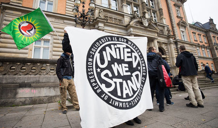 Solidaritätsaktion vor dem Strafjustizgebäude in Hamburg (26. Se...