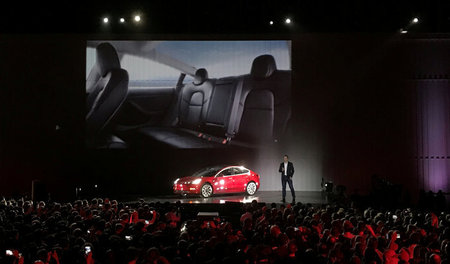 28. Juli: Tesla präsentiert ein Exemplar des »Model 3«. 500.000 ...
