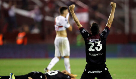 Wow, F-I-N-A-L-E: Lanús' Rolando Garcia Guerreno feiert den Abpf...
