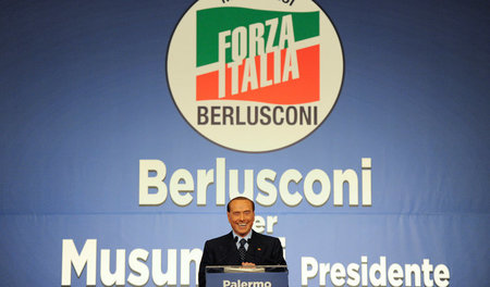 Silvio Berlusconi, hier am Mittwoch in Palermo, will zurück an d...