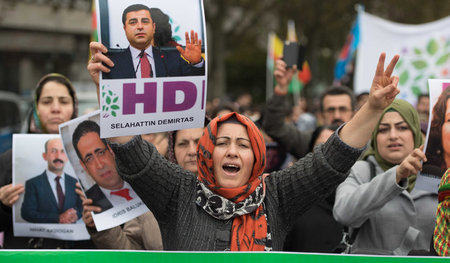 Spontane Kundgebung hunderter kurdischer Demonstranten durch die...