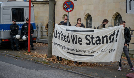 Verfolgungsfuror »im Namen des Volkes«? Demonstranten gegen BRD-...