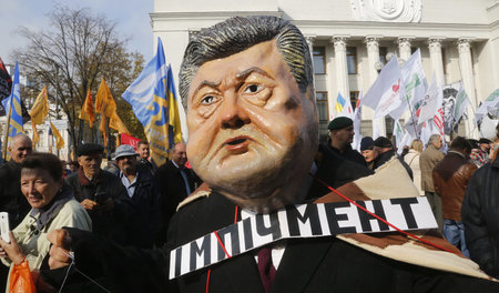Ein Demonstrant trägt am 17. Oktober vor dem Parlament in Kiew e...