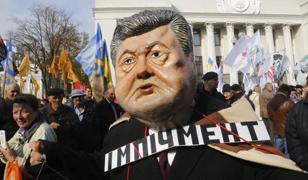 Ein Demonstrant trägt am 17. Oktober vor dem Parlament in Kiew e...