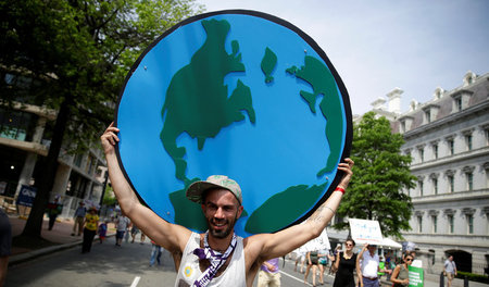 Schwer zu schultern: Ein Demonstrant in der US-Hauptstadt Washin...