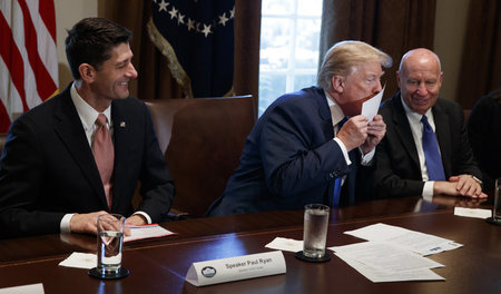 Geliebte Steuerreform: Donald Trump (M.) mit einem Exemplar des ...